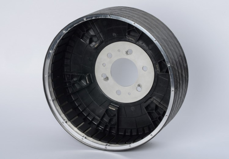 electric motor housing with thermoplastic rotor